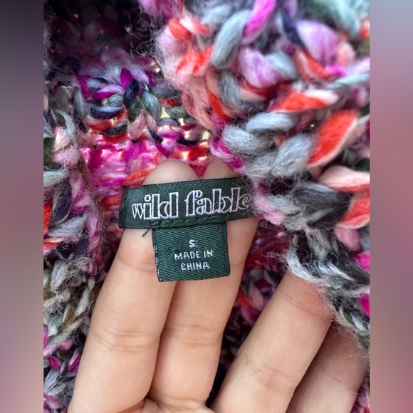 Knit cropped cardigan size small. Perfect to elevate your winter looks. - Picture 3 of 3